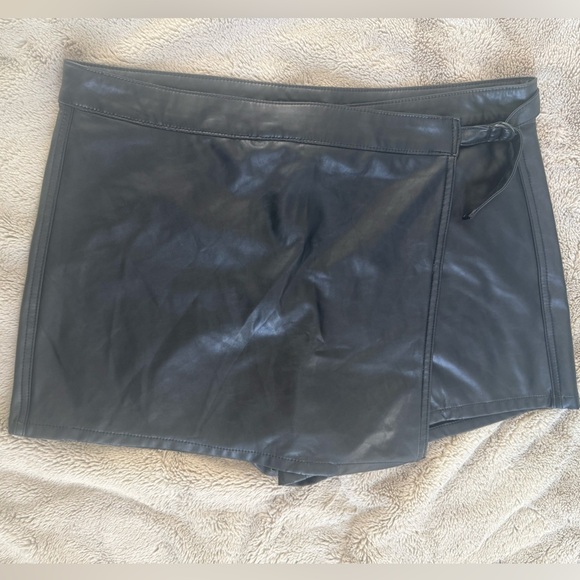 American Eagle Outfitters Pants - American Eagle Faux Leather High Rise Skort Sz 18 NWT Wrap Black